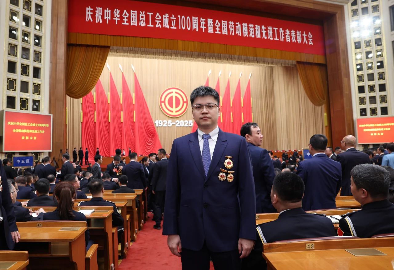崔巍在人民大會(huì)堂接受“全國勞動(dòng)模范”榮譽(yù)表彰！